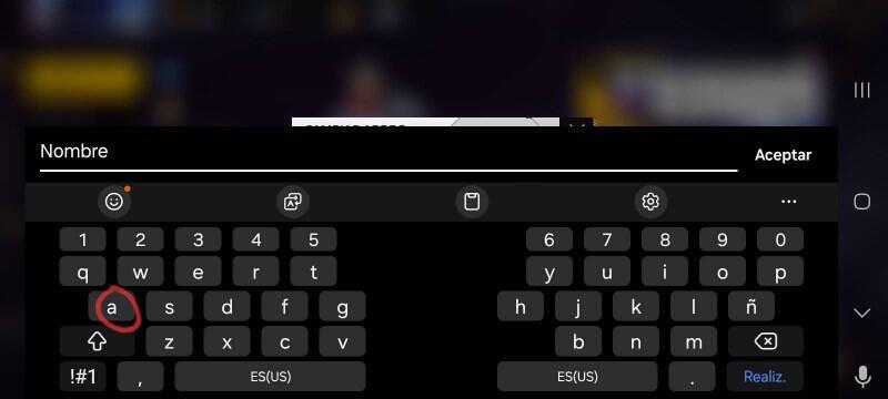 Teclado mostrando cómo escribir letras pequeñas para nombres en Free Fire