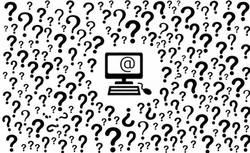 Computadora de escritorio utilizada para escribir el símbolo arroba